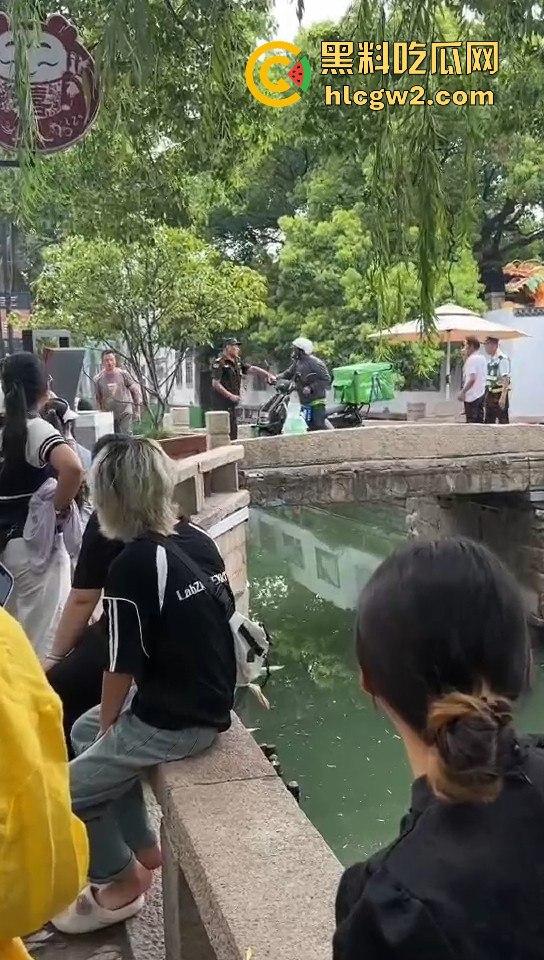 苏州外卖小哥与保安发生冲突 君子动口不动手，全程开喷 吃瓜群众越看越来劲，围观人越多矛盾越升级！-1