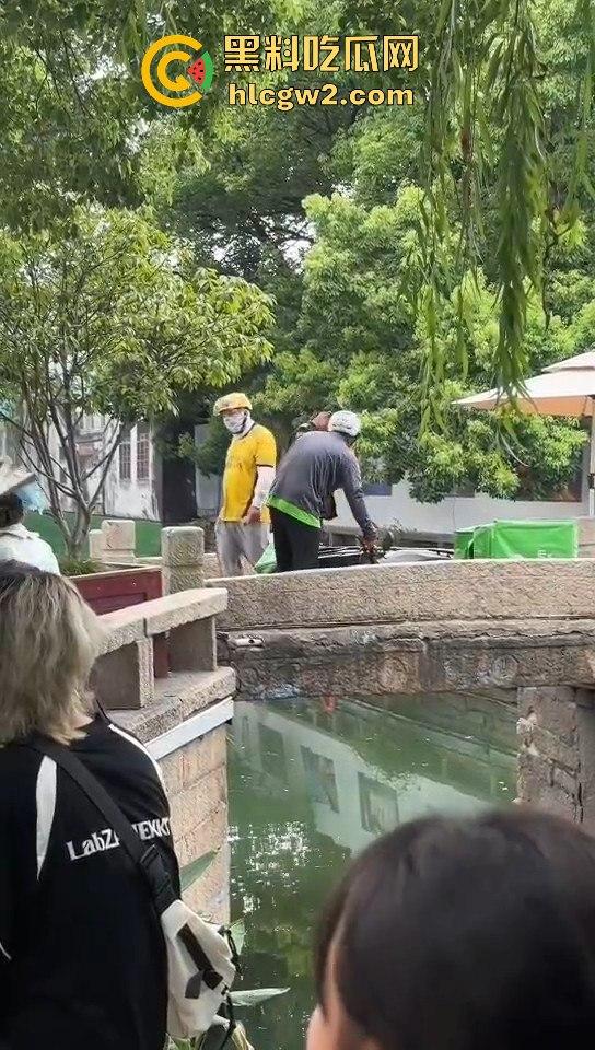 苏州外卖小哥与保安发生冲突 君子动口不动手，全程开喷 吃瓜群众越看越来劲，围观人越多矛盾越升级！-8