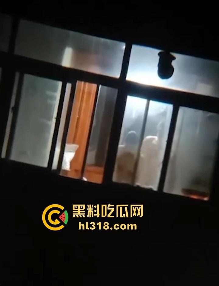 深夜人妻性爱缠绵后全裸做饭，全身赤裸全程低头忙活，被好邻居全程偷拍，巨乳大奶格外引人注目！-5