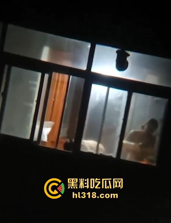 深夜人妻性爱缠绵后全裸做饭，全身赤裸全程低头忙活，被好邻居全程偷拍，巨乳大奶格外引人注目！-6