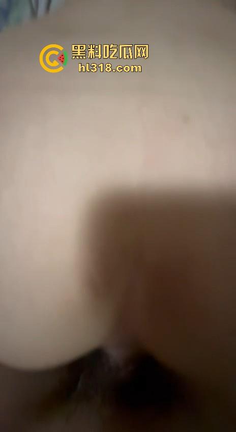 深夜人妻性爱缠绵后全裸做饭，全身赤裸全程低头忙活，被好邻居全程偷拍，巨乳大奶格外引人注目！-8