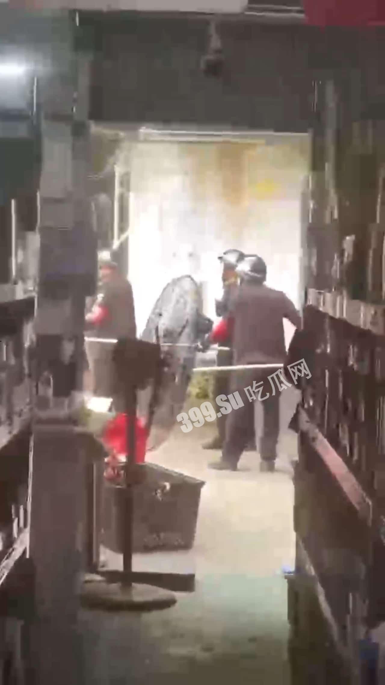 广州华商学院  持刀 #伤人  目前暂不清楚原因-3