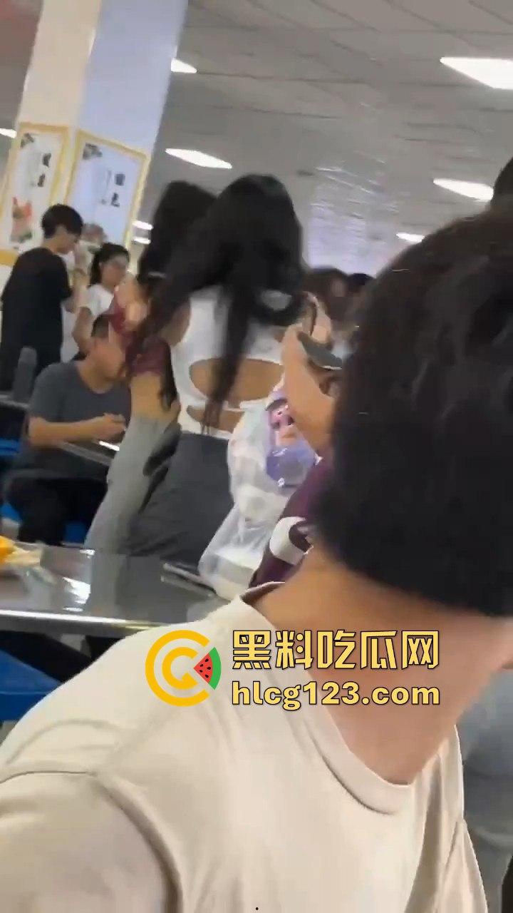长沙大学食堂撕逼大戏！学姐内衣都被扯了，旁边人继续低头吃饭真心稳！-1