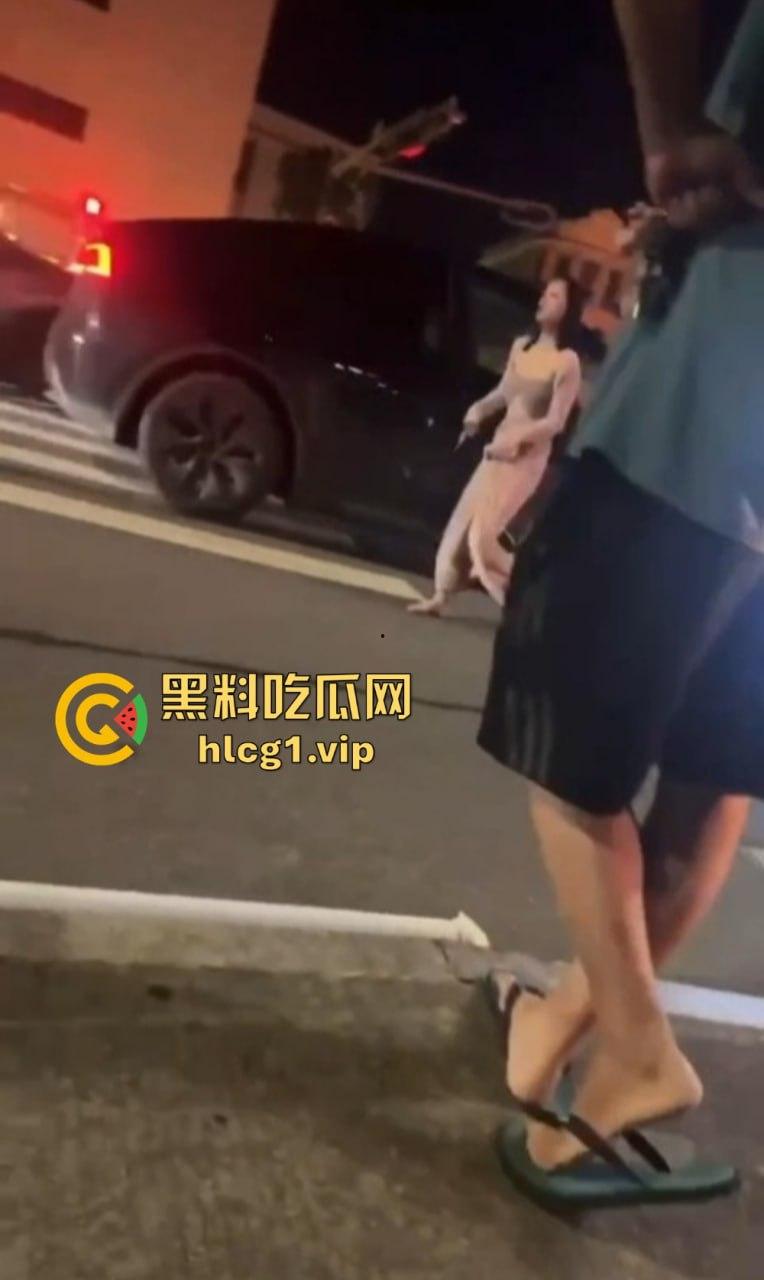 小仙女失控大闹现场！怒怼围观群众不锁死就撞死你们！当着警察面还动手打人，真把自己当仙女了？-2