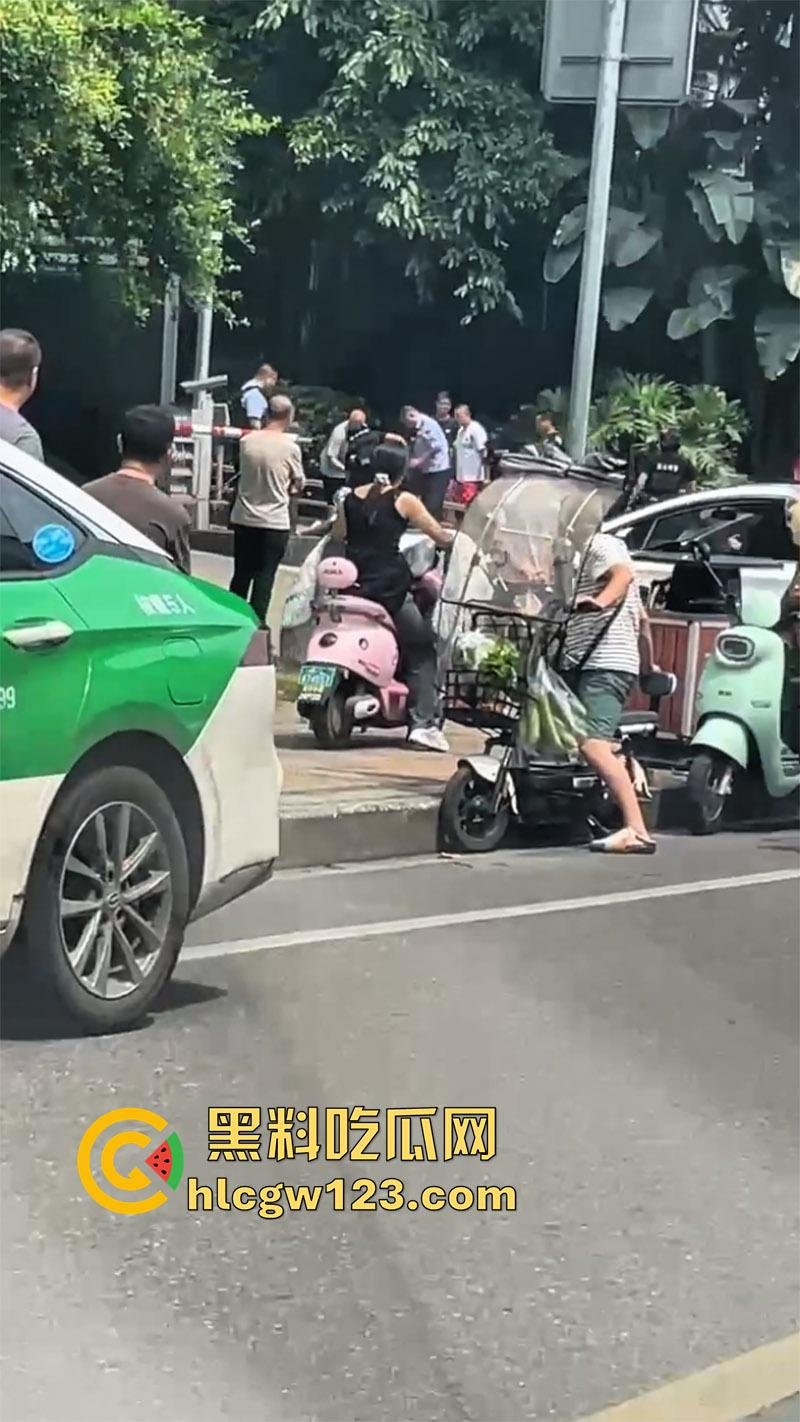 四川乐山持刀暴徒，男子报复社会当街行凶，砍保安还袭警，被民警开枪制服，嫌疑人已被送医！-2