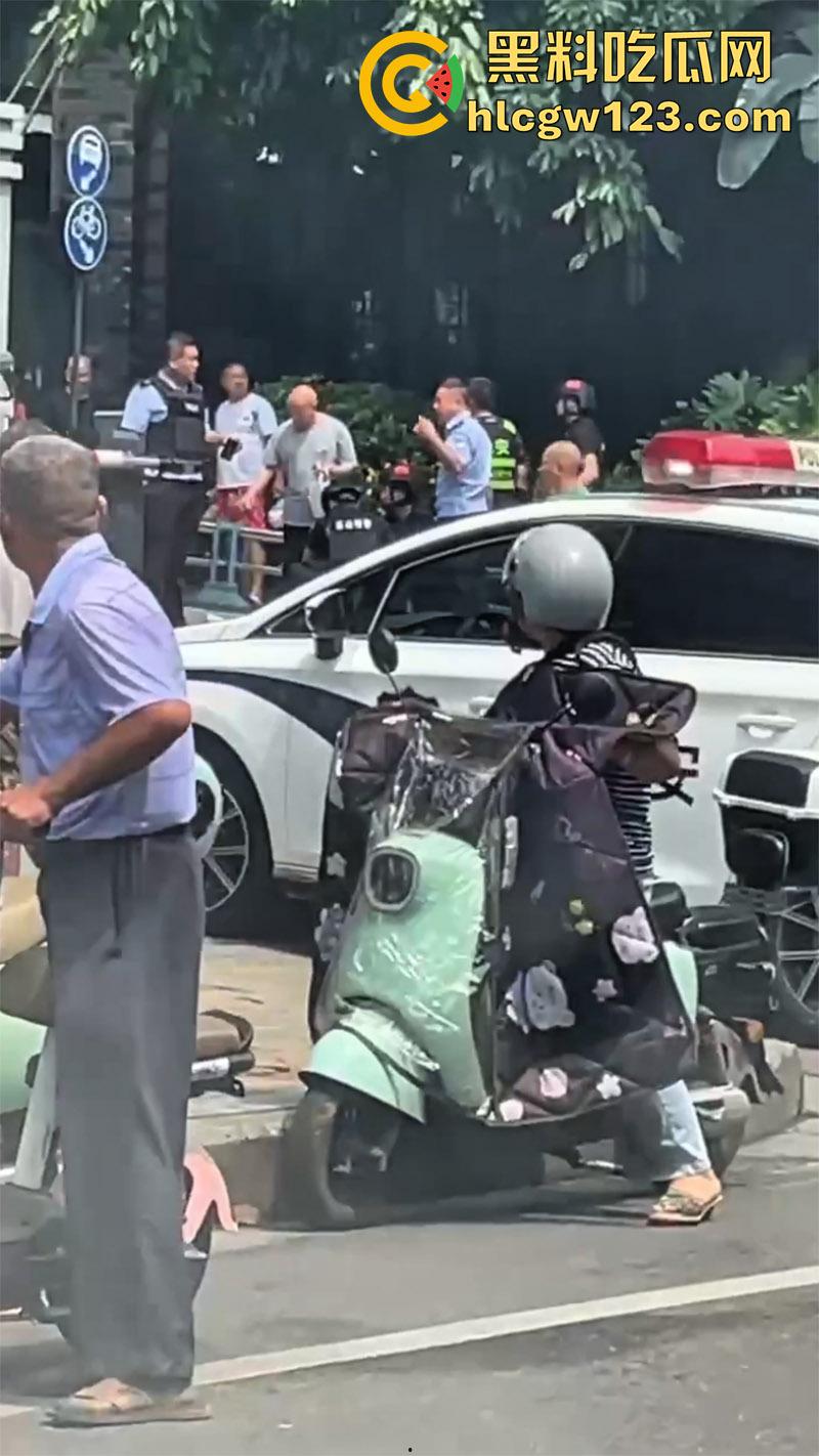 四川乐山持刀暴徒，男子报复社会当街行凶，砍保安还袭警，被民警开枪制服，嫌疑人已被送医！-8