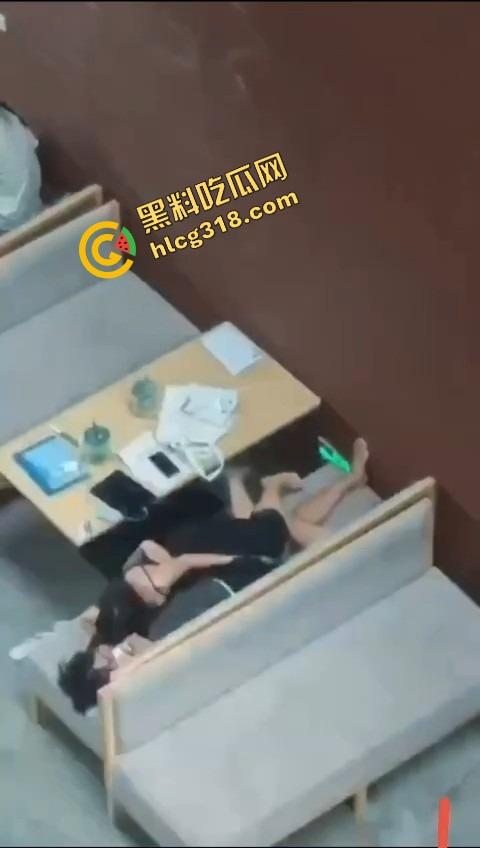 还是大学生最会玩，图书馆不光能看书，还能啪啪，书没翻一页，小穴倒是翻了个底朝天！-12