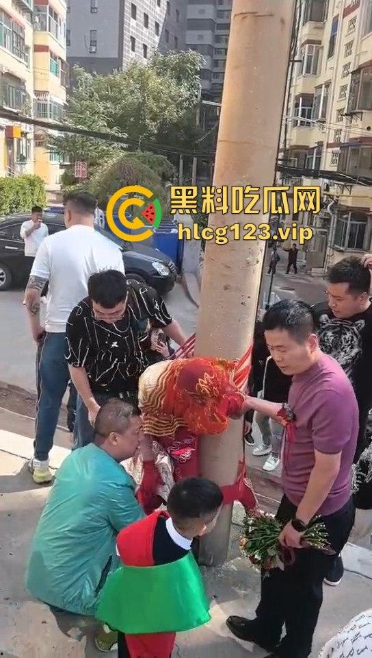 这婚礼花活儿真多！新娘被捆电线杆上，红丝全露出来了，谁教的捆绑束缚？-5