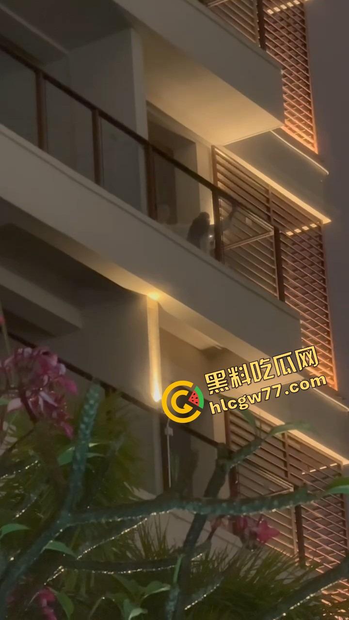 天气热了，干逼就得阳台上搞，窗边开操凉快又环保，低碳环保的激情你懂吗？-3