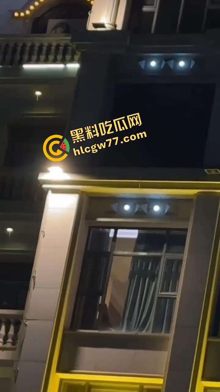 天气热了，干逼就得阳台上搞，窗边开操凉快又环保，低碳环保的激情你懂吗？-7