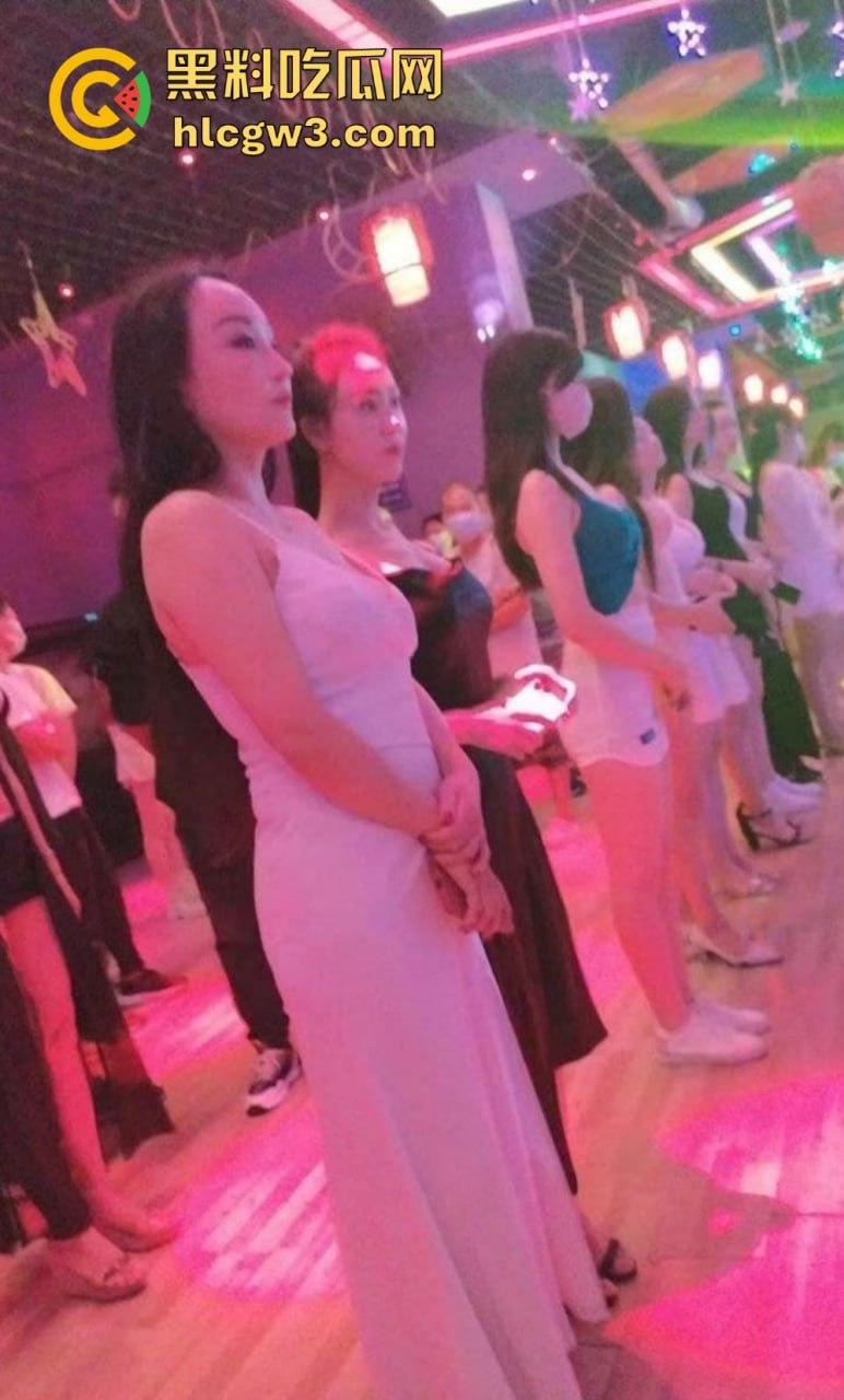 成都疯狂莎莎舞厅变淫乱天堂 抠逼摸奶一条龙口爆玩到飞起 站桩美女如云这夜晚简直刺激到炸！-1