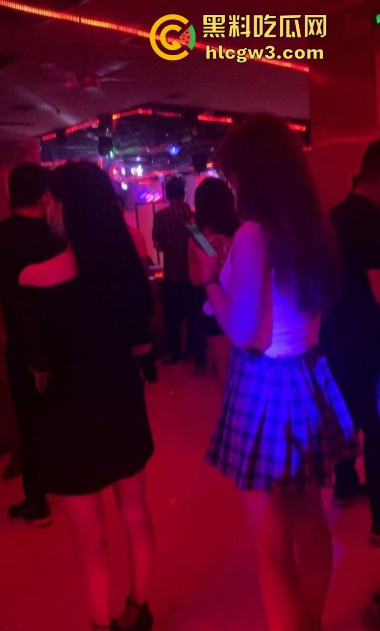 成都疯狂莎莎舞厅变淫乱天堂 抠逼摸奶一条龙口爆玩到飞起 站桩美女如云这夜晚简直刺激到炸！-3