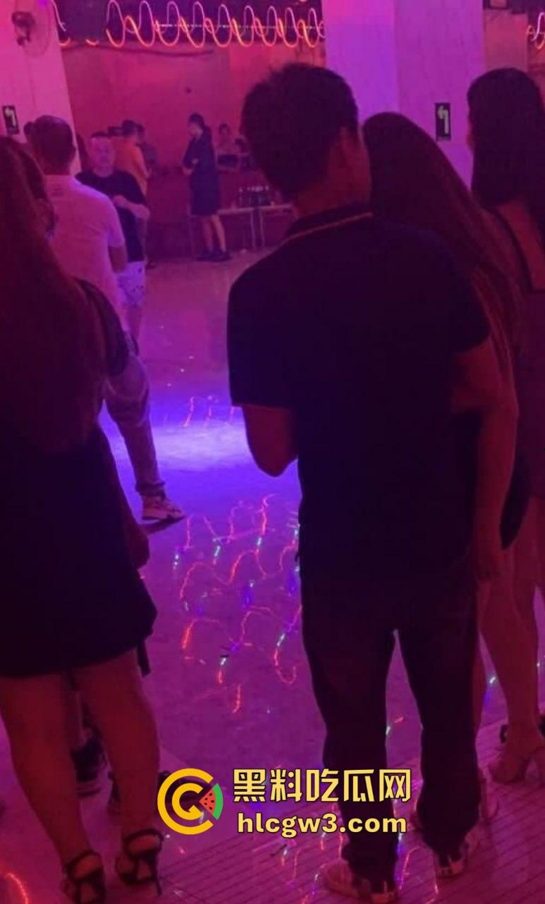 成都疯狂莎莎舞厅变淫乱天堂 抠逼摸奶一条龙口爆玩到飞起 站桩美女如云这夜晚简直刺激到炸！-13