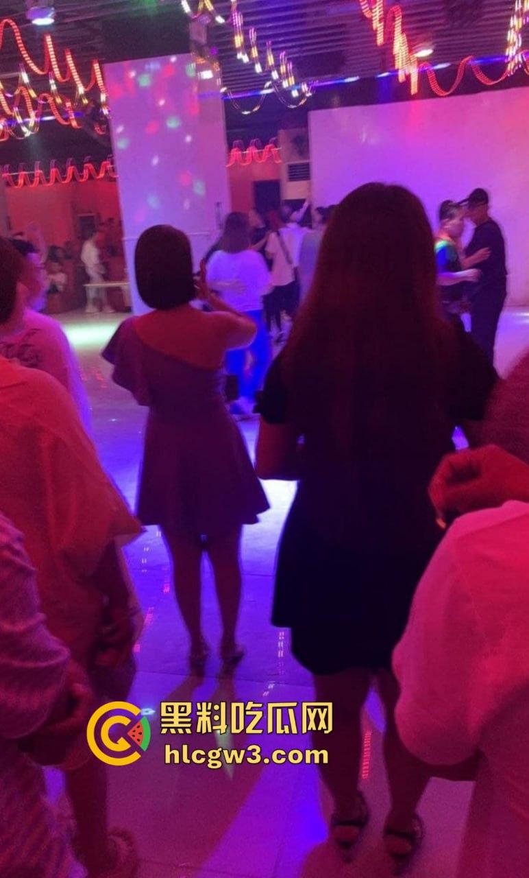 成都疯狂莎莎舞厅变淫乱天堂 抠逼摸奶一条龙口爆玩到飞起 站桩美女如云这夜晚简直刺激到炸！-16