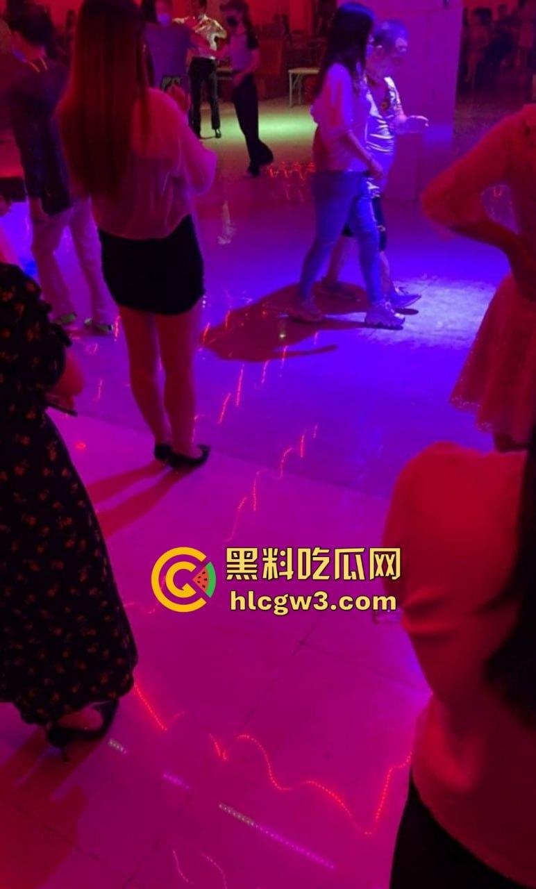 成都疯狂莎莎舞厅变淫乱天堂 抠逼摸奶一条龙口爆玩到飞起 站桩美女如云这夜晚简直刺激到炸！-17