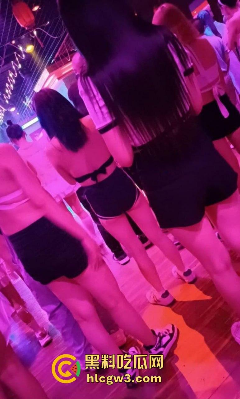 成都疯狂莎莎舞厅变淫乱天堂 抠逼摸奶一条龙口爆玩到飞起 站桩美女如云这夜晚简直刺激到炸！-20