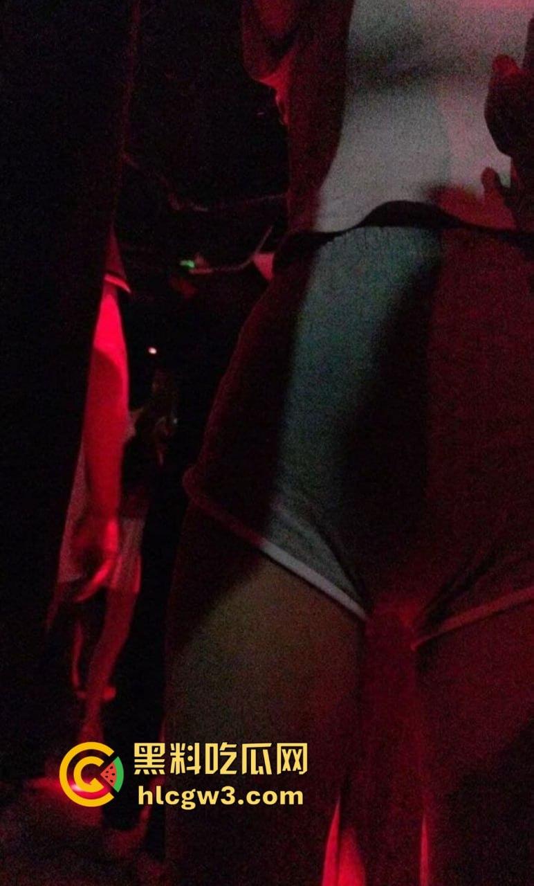 成都疯狂莎莎舞厅变淫乱天堂 抠逼摸奶一条龙口爆玩到飞起 站桩美女如云这夜晚简直刺激到炸！-23