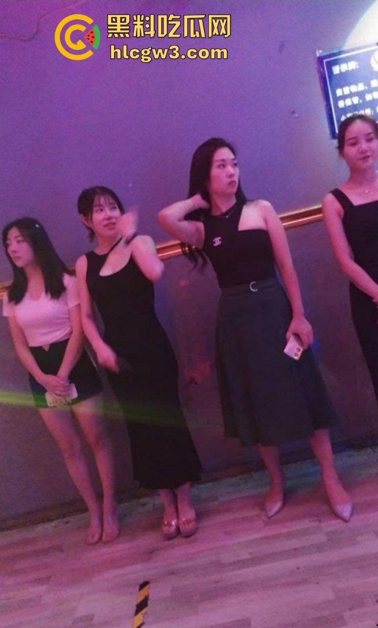 成都疯狂莎莎舞厅变淫乱天堂 抠逼摸奶一条龙口爆玩到飞起 站桩美女如云这夜晚简直刺激到炸！-25