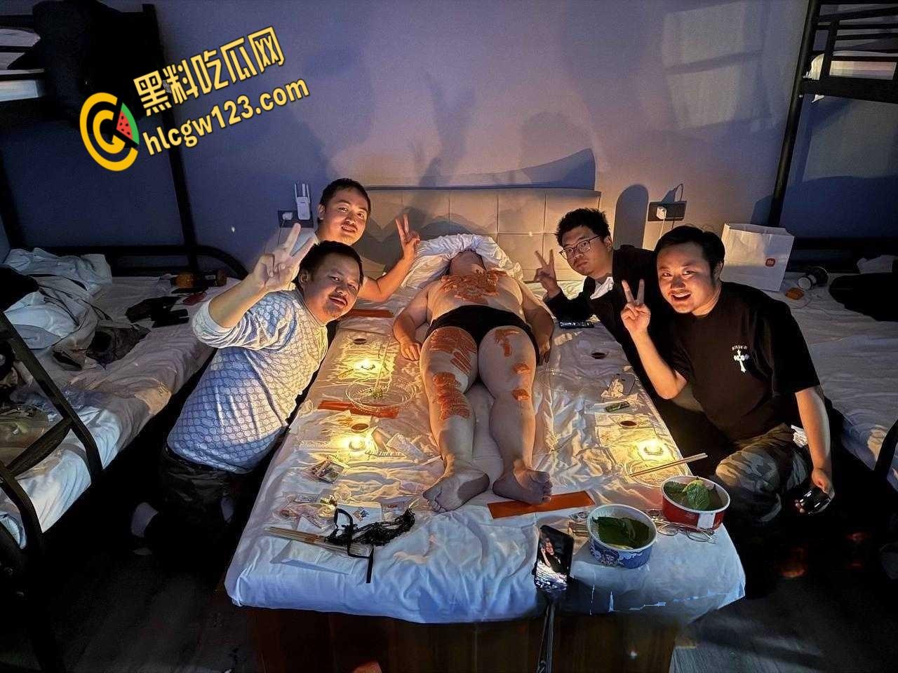 男体盛宴狂欢夜！猛男肌肉碰撞，淫乱炸裂我下巴都惊呆了！-2