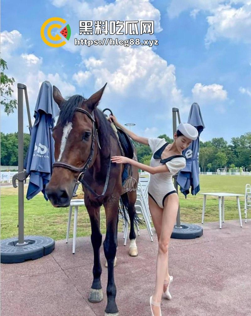 华南师范大学反差舞蹈老师【李欣】超高颜值一字马 骚穴被不同男人无套爆操 性爱视频曝光流出！-1