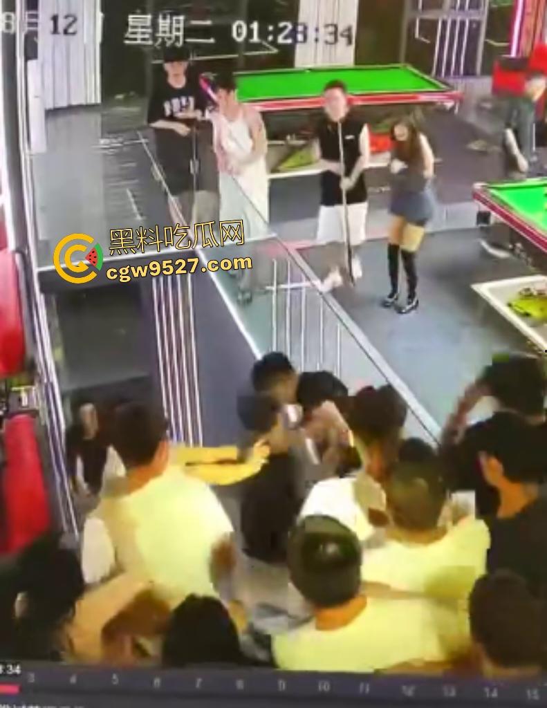 云南台球室血腥斗殴！黑衣男怒召兄弟暴揍一人，台球杆打头断裂，老板说打坏你们五五分！-1