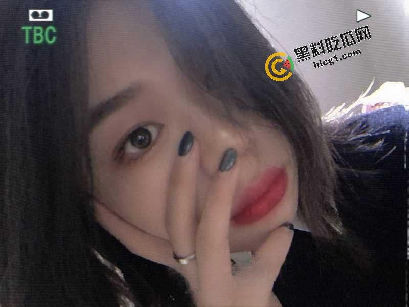 贵州维也纳酒店前台服务员 夏心仪 极品四眼反差婊 酒店公交车 性爱视频流出-1