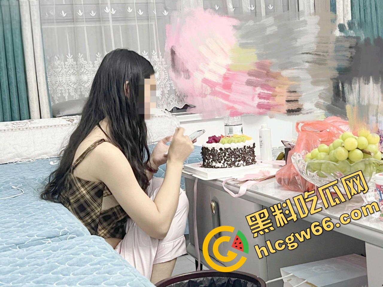 海角半年迷上乱伦，26岁哥馋21岁幼师妹那骚奶肥臀，睡衣晃得想偷拍洗澡照求兄弟们支招！-24