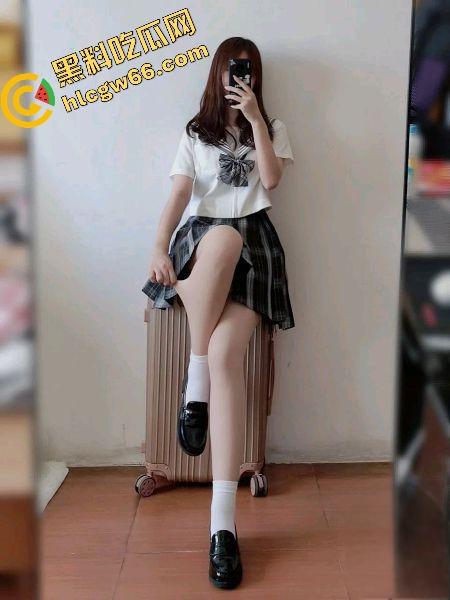 海角半年迷上乱伦，26岁哥馋21岁幼师妹那骚奶肥臀，睡衣晃得想偷拍洗澡照求兄弟们支招！-34