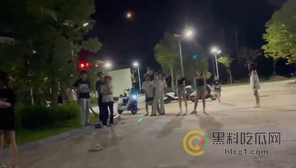 广场惊现暴力事件：男子竟在众目睽睽之下将女子按地暴揍！-2