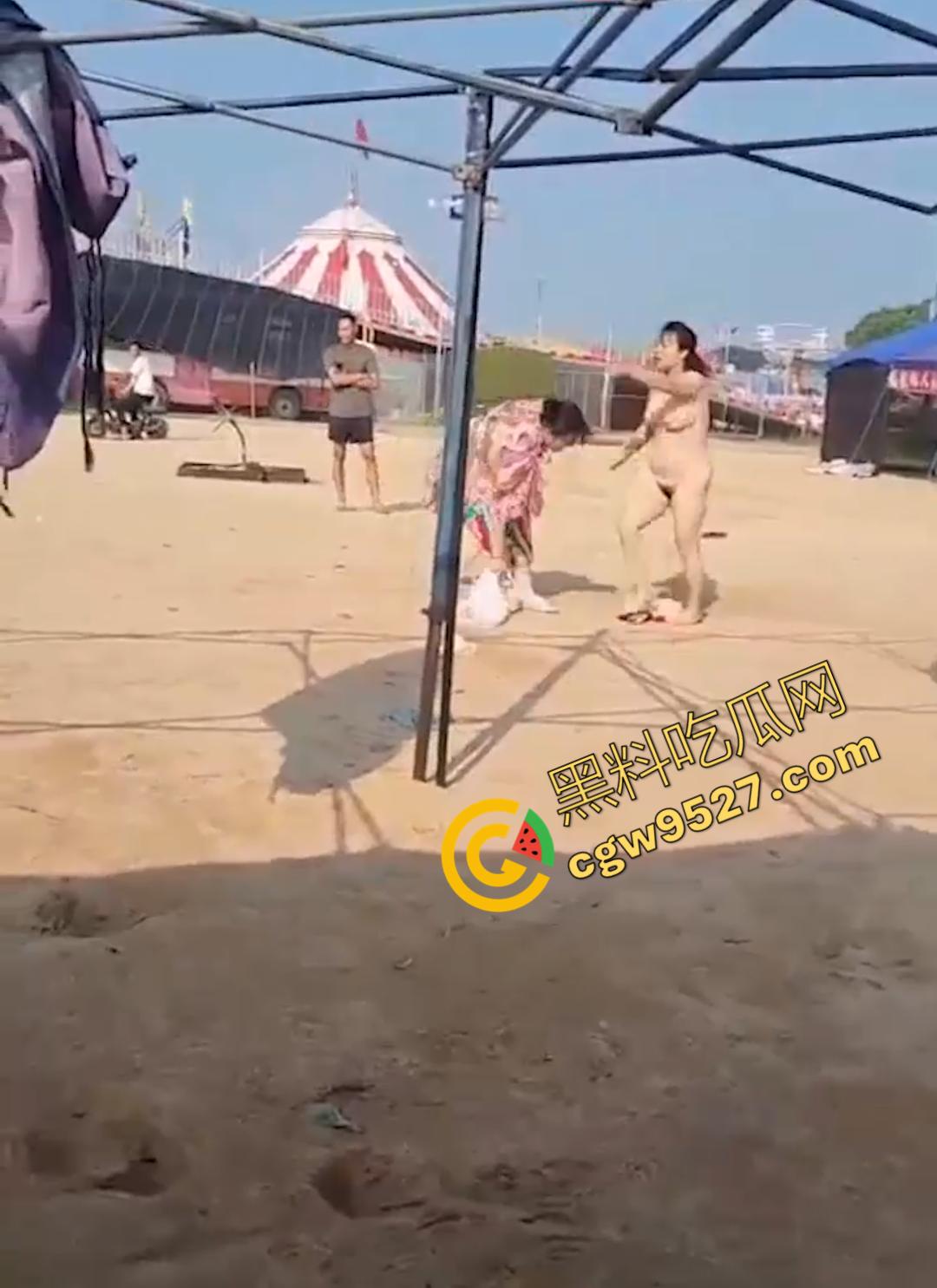 6旬大妈街头吵架全裸求操 肥臀巨乳让年轻小伙瞠目结舌乖乖溜走， 大妈骚操作惊呆路人-3