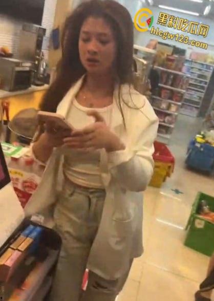 精神小妹超市开撕雨中暴打！纹身辣妹湿身火拼，警察来了都拦不住 !-2