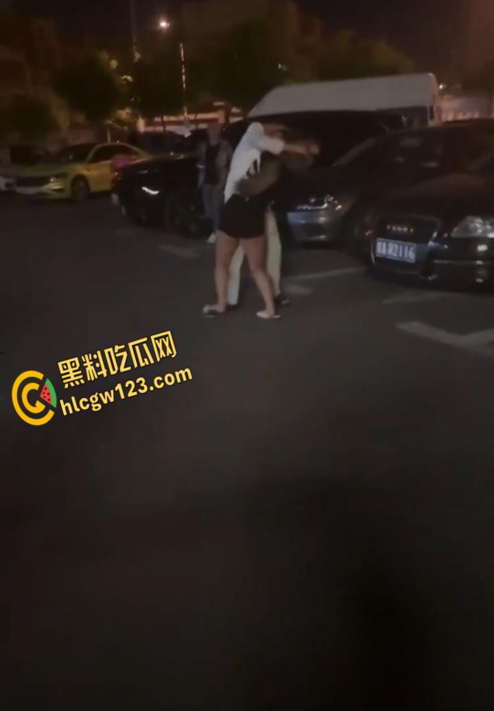 精神小妹超市开撕雨中暴打！纹身辣妹湿身火拼，警察来了都拦不住 !-4