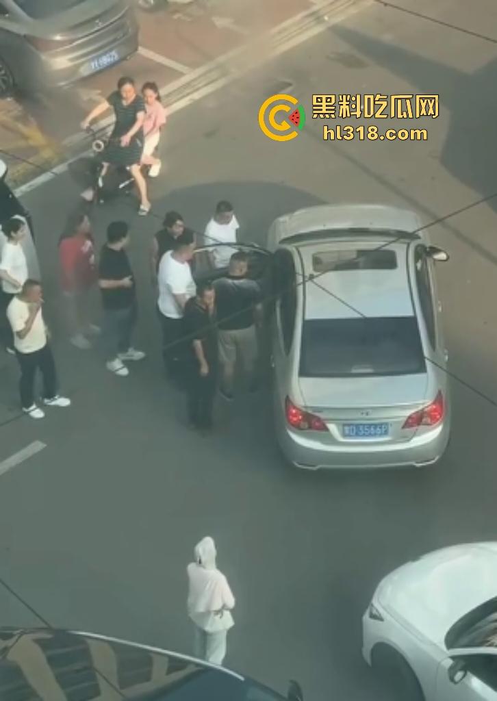 河南许昌长葛停车纠纷变全武行！本地司机狂挥拳痛殴外地车主，全家属拉着外地车主不让走！-2