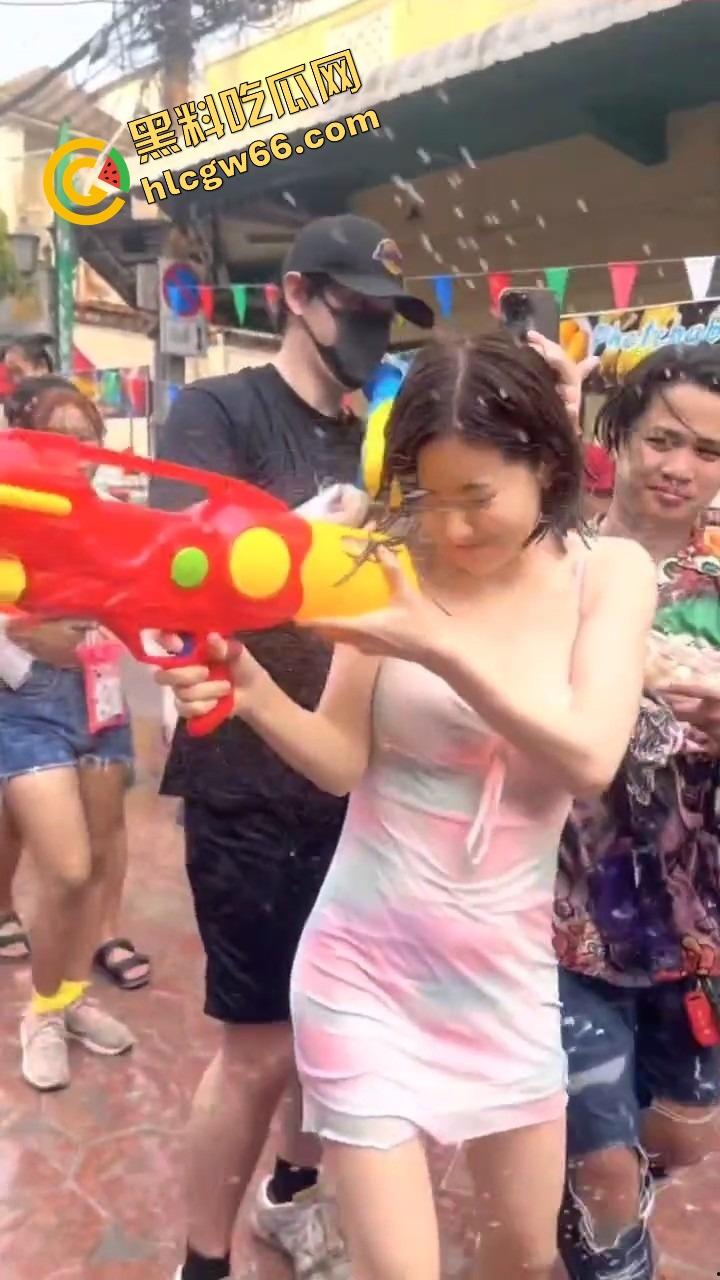 柬埔寨泼水节变成湿身骚趴，夜店女王DJ 『SODA』遭全场狂射，白T湿透巨乳炸出，奶头凸点全场沸腾！-4