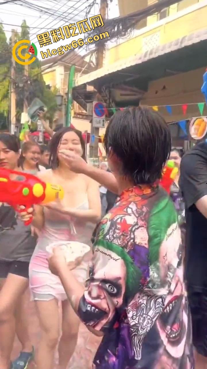 柬埔寨泼水节变成湿身骚趴，夜店女王DJ 『SODA』遭全场狂射，白T湿透巨乳炸出，奶头凸点全场沸腾！-5