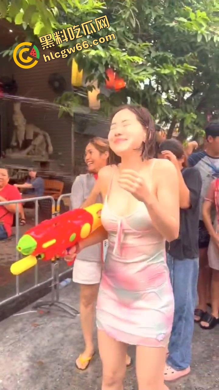 柬埔寨泼水节变成湿身骚趴，夜店女王DJ 『SODA』遭全场狂射，白T湿透巨乳炸出，奶头凸点全场沸腾！-7