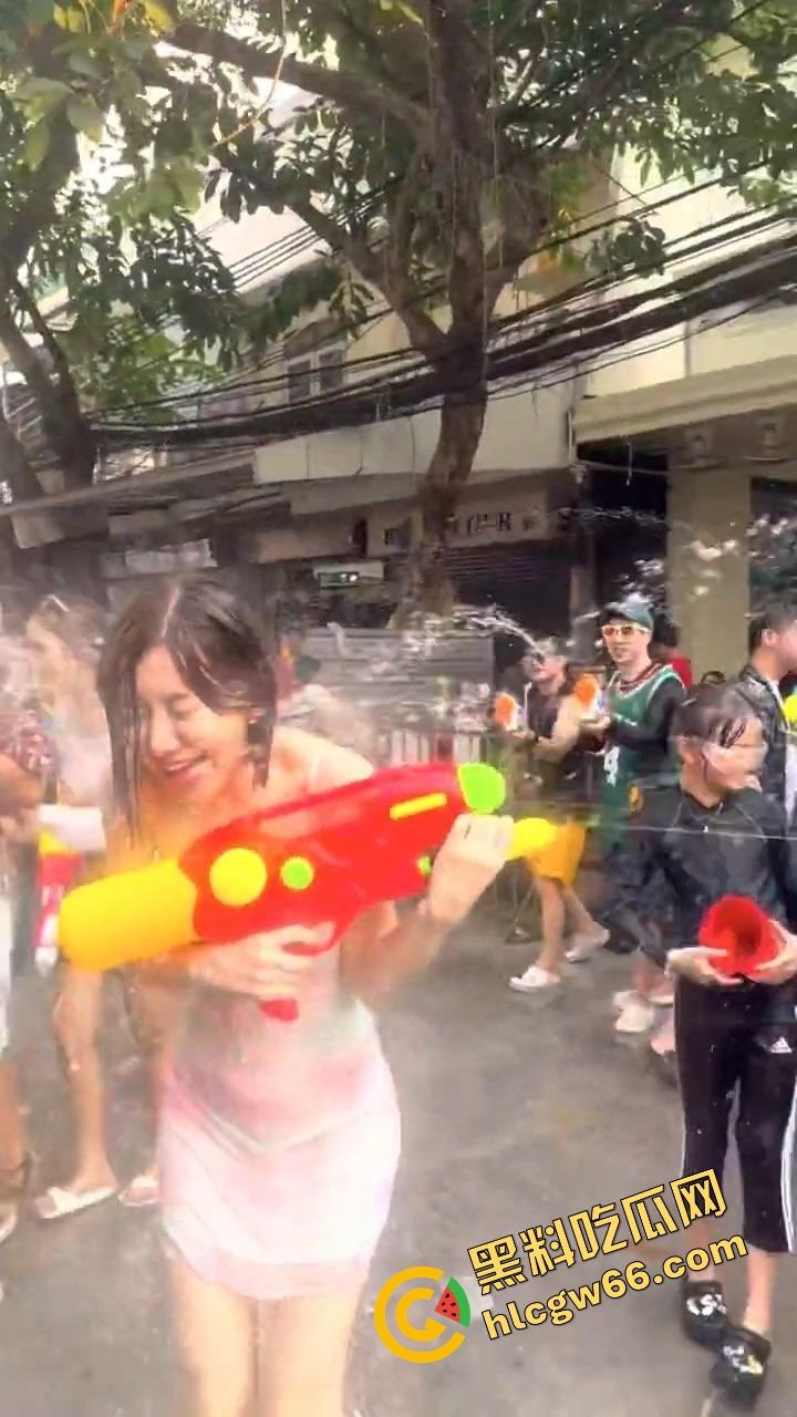 柬埔寨泼水节变成湿身骚趴，夜店女王DJ 『SODA』遭全场狂射，白T湿透巨乳炸出，奶头凸点全场沸腾！-11
