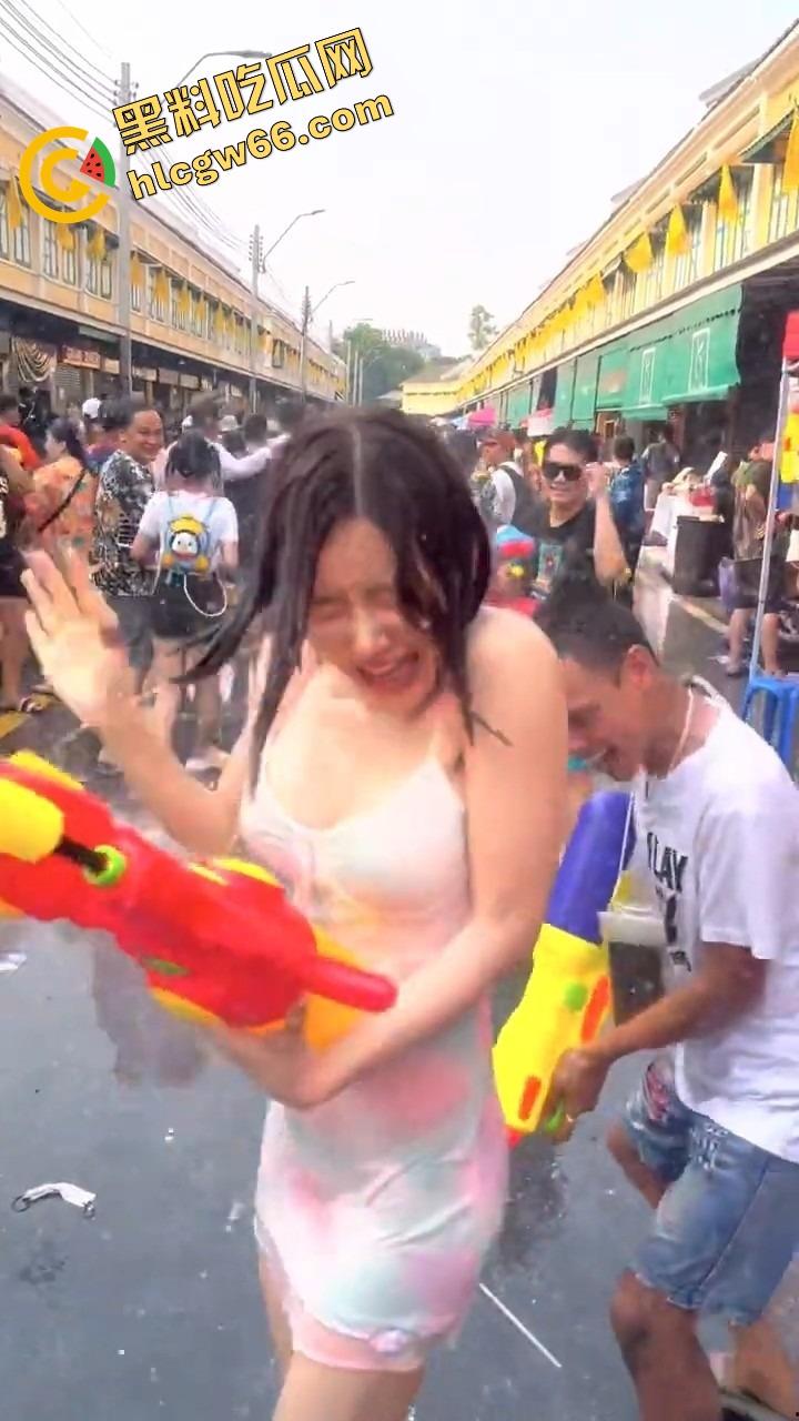 柬埔寨泼水节变成湿身骚趴，夜店女王DJ 『SODA』遭全场狂射，白T湿透巨乳炸出，奶头凸点全场沸腾！-14