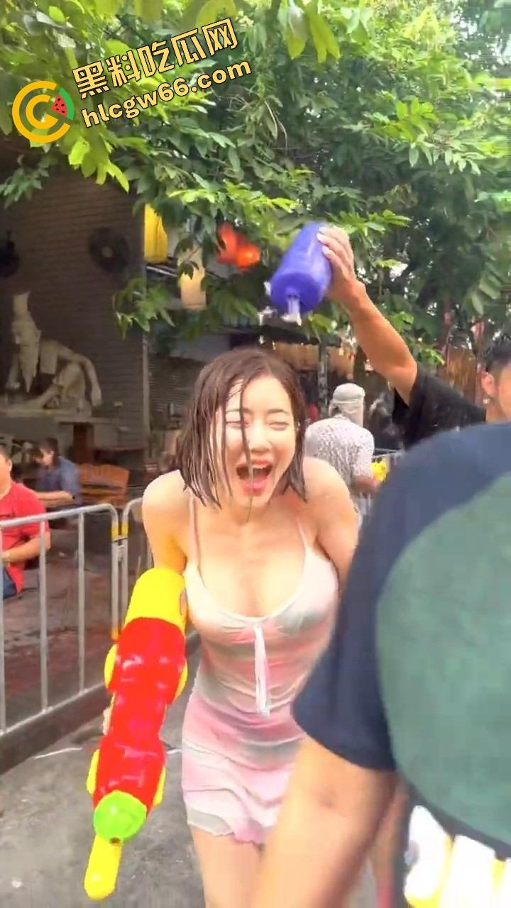 柬埔寨泼水节变成湿身骚趴，夜店女王DJ 『SODA』遭全场狂射，白T湿透巨乳炸出，奶头凸点全场沸腾！-16