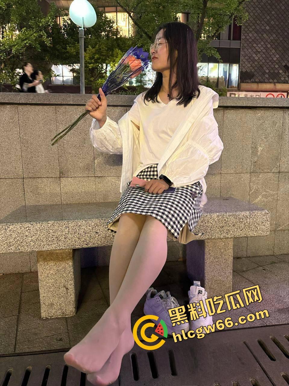 贵州贵阳中学女老师『俞小燕』讲台女神人后变母狗，丝袜跪舔被写满贱货等字，全身捆绑求双修！-5