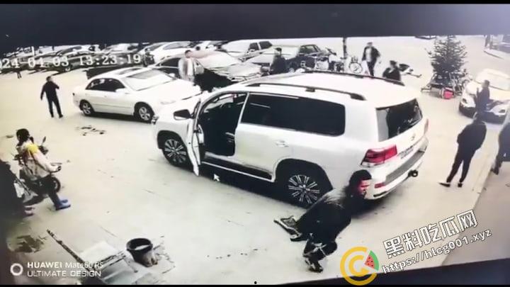 黑龙江 省绥化市发生街头群殴事件，具体原因不明，与蹲着地上工作的修车师傅很淡定是同件事哦-5