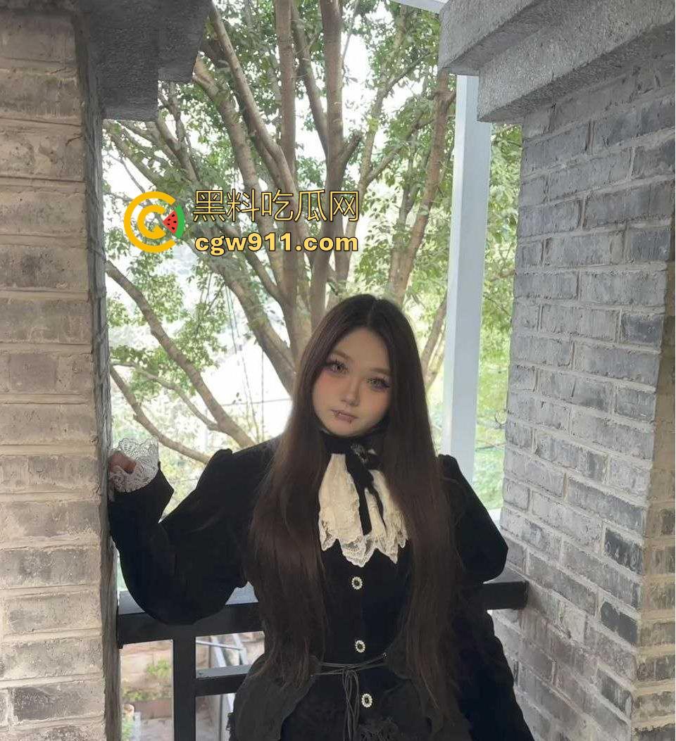 重庆微胖女大学生【梨文静】网调约炮视频曝光，超嫩奶子带乳钉宿舍自拍，跪在地上吃鸡极品母狗求操！-5