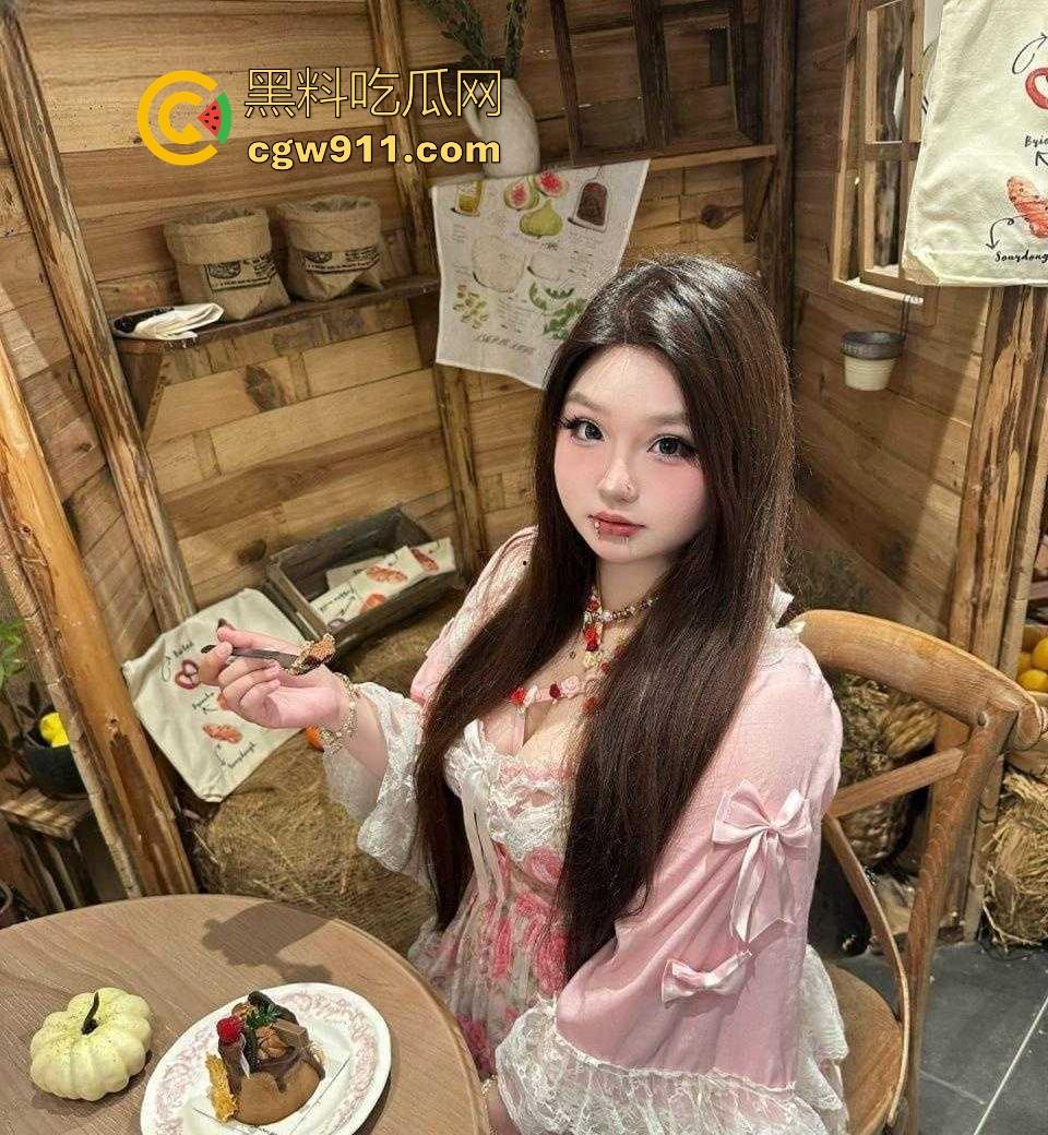 重庆微胖女大学生【梨文静】网调约炮视频曝光，超嫩奶子带乳钉宿舍自拍，跪在地上吃鸡极品母狗求操！-7