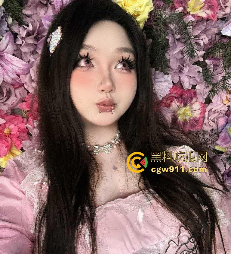 重庆微胖女大学生【梨文静】网调约炮视频曝光，超嫩奶子带乳钉宿舍自拍，跪在地上吃鸡极品母狗求操！-10