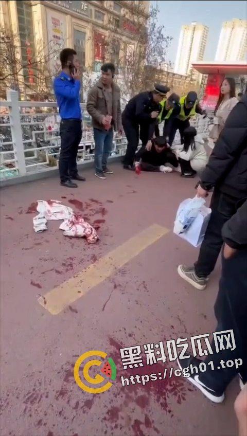 陕西西安小寨天桥情杀 少年捅死25岁小三 遍地是血 这就是年轻人的含金量-3