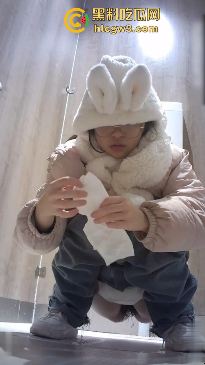 奶茶店女厕变态偷拍 正面+后视多机位展示美女脸逼肛高清特写及放尿全过程 直呼过瘾！-2