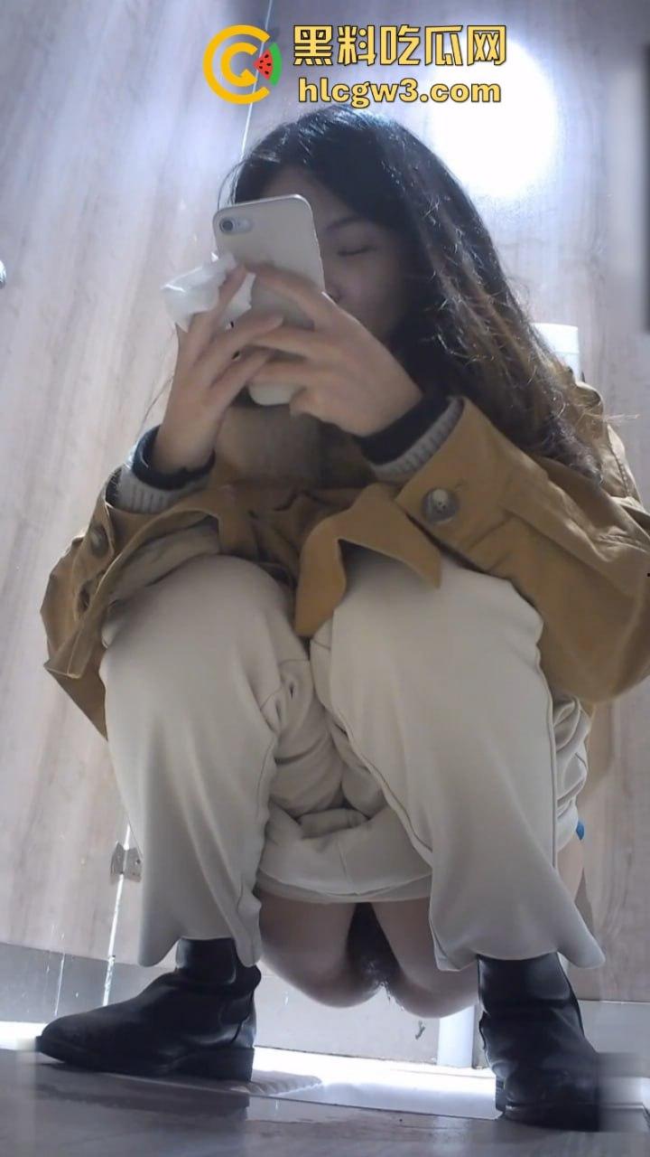 奶茶店女厕变态偷拍 正面+后视多机位展示美女脸逼肛高清特写及放尿全过程 直呼过瘾！-8