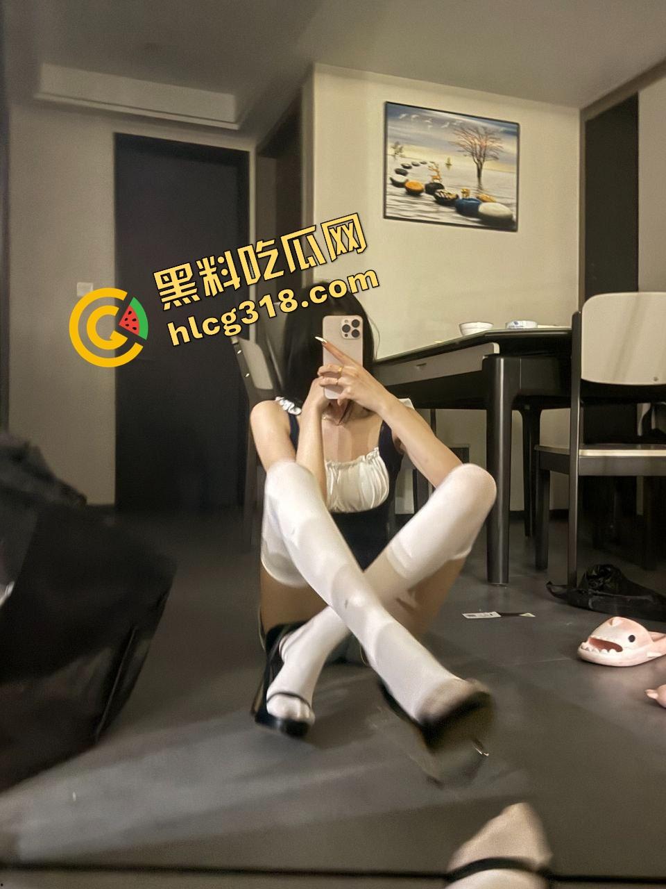 抖音大长腿女主播『草莓泡芙猫』线上擦边线下卖逼，榜一大哥打赏几个W直接骑脖子吃鸡巴，这才是流量变现！-3