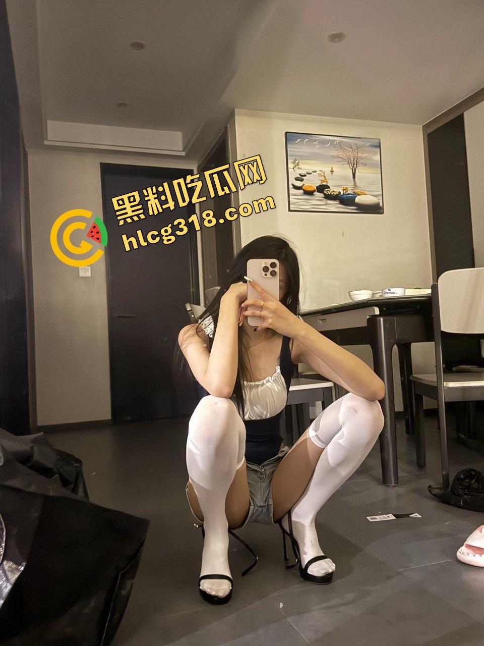 抖音大长腿女主播『草莓泡芙猫』线上擦边线下卖逼，榜一大哥打赏几个W直接骑脖子吃鸡巴，这才是流量变现！-4