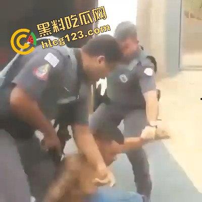 黑人小哥狂拽酷炫！挥棍挡子弹，电视剧看多了玩命呢？-2